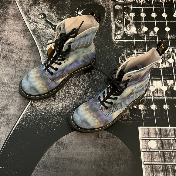 NEW Dr. Martens Boots - Picture 12 of 15